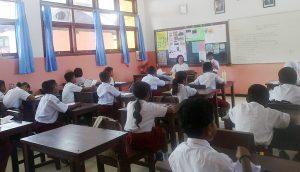 Aktivitas belajar mengajar di salah satu SD di Kaimana