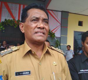 Bupati Kaimana, Drs. Matias Mairuma saat dikonfirmasi di halaman depan Gereja Rehobot