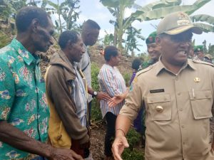 Bupati Kaimana Drs. Matias Mairuma saat Meninjau Lokasi Bataliyon 764/IAMBA BAUA kaimana beberapa waktu lalu