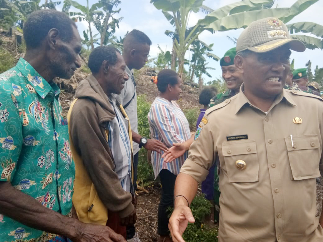 Bupati Kaimana Drs. Matias Mairuma saat Meninjau Lokasi Bataliyon 764/IAMBA BAUA kaimana beberapa waktu lalu