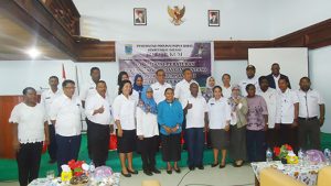 foto bersama peserta sosiaslissi dengan pemateri kementrian dalam negeri baganhukum (Foto Dar)