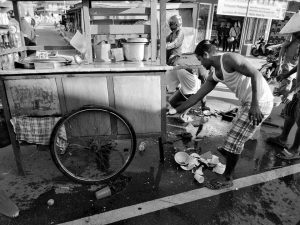 Warga saat membantu tukang bakso pasca tabrakan di ruas jalan Trikora.. | Foto: KT
