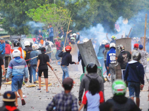 Tiga Hari Bentrok:  Satu Korban Luka Parah