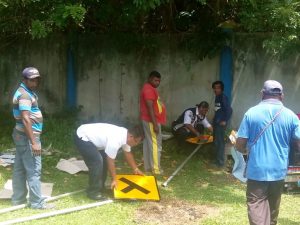 Kepala Dinas Perhubungan Kabupaten Kaimana, Drs. Daniel Bato saat Membantu Staf Membuat Rambu Jalan