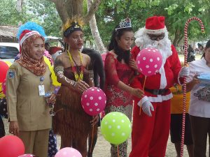 Perayaan pawai sinterklas oleh TK Negeri Pembina Kaimana.