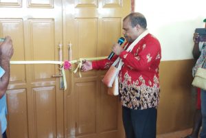 Staf Ahli bidang kesejahteraan SDM dan perekonomian, Luther Rumpumbo, S. Pd saat menggunting pita tanda diresmikannya gedung Gereja Elim Wermenu