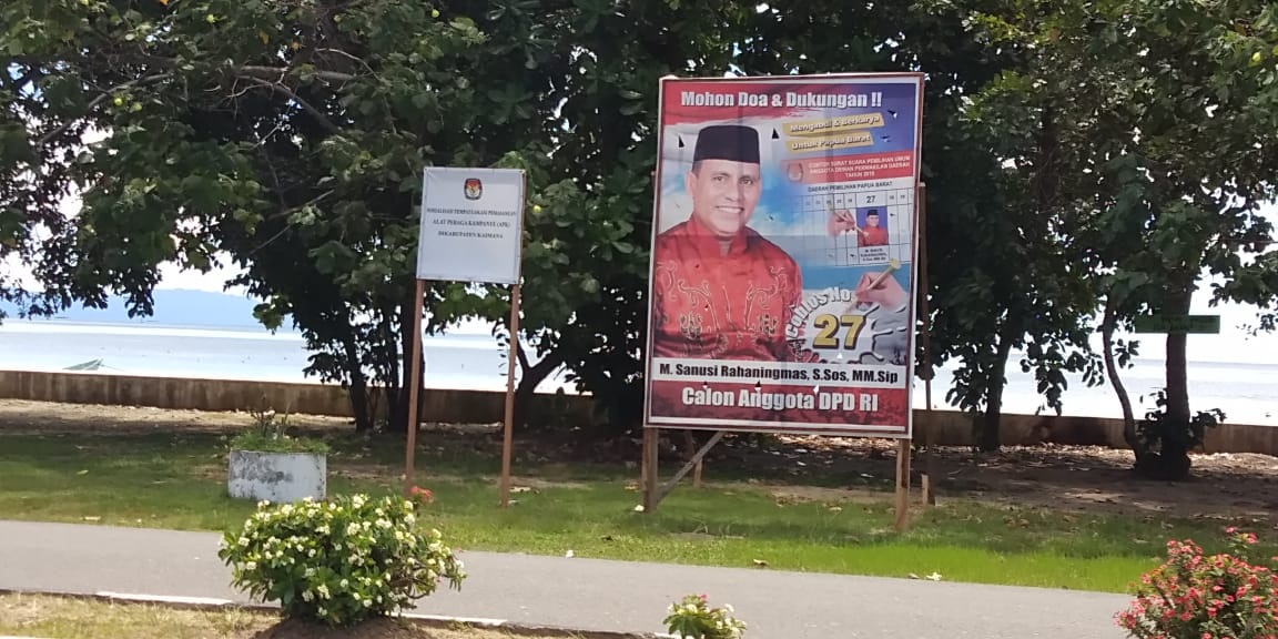 Salah satu Baliho calon anggota DPD RI yang terpasang Di sonasi yang telah ditetapkan KPUD Kaimana