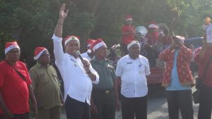 Bupati saat melepas parade santa claus