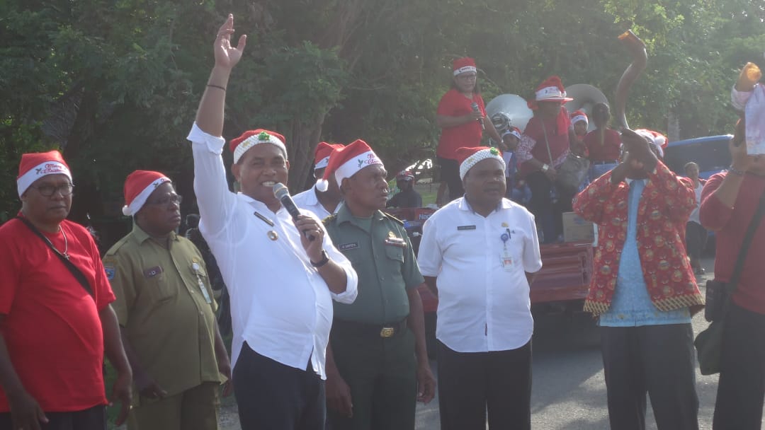 Bupati saat melepas parade santa claus