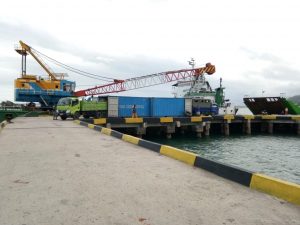 Salah satu aktivitas di Pelabuhan Kaimana