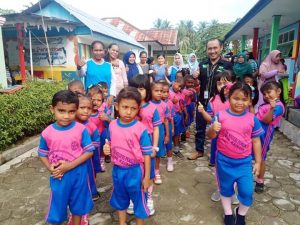 Foto Bersama Kepala Pegadaian Unit Kaimana Budi Indra Perdana Imban Dengan siswa TK Pembina Kaimana