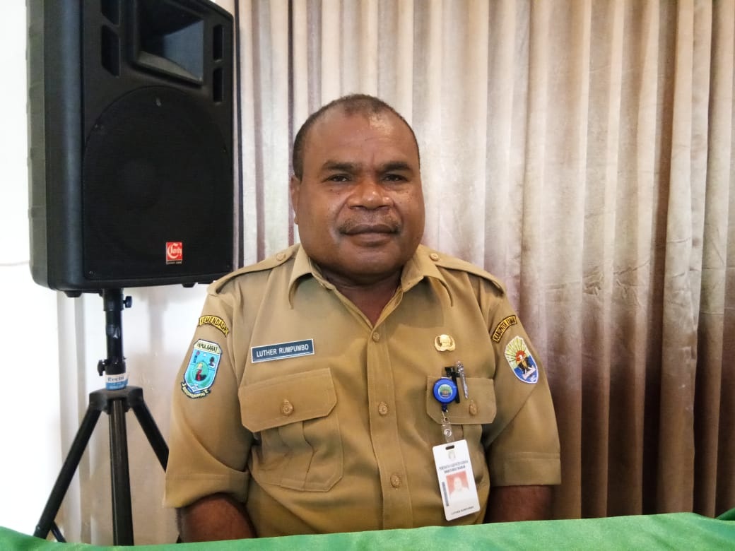 Asisten II Setda Kaimana, Luther Rumpumbo, S.Pd.