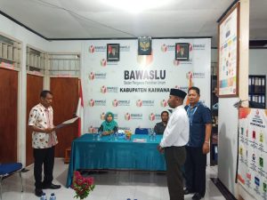Ketua Bawaslu Kaimana saat melantik anggota PAW Panwas Distrik Teluk Etna.