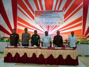 Kapolres Kaimana beserta Muspida lainnya saat menyanyikan lagu Indonesia Raya pada Rakor kesiapan pengamanan Pemilu
