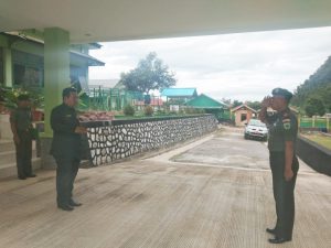 Ketua DPRD Kaimana saat diberi penghormatan untuk menuju ke Lapangan Upacara