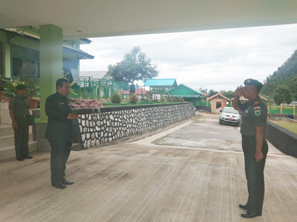 Ketua DPRD Kaimana saat diberi penghormatan untuk menuju ke Lapangan Upacara