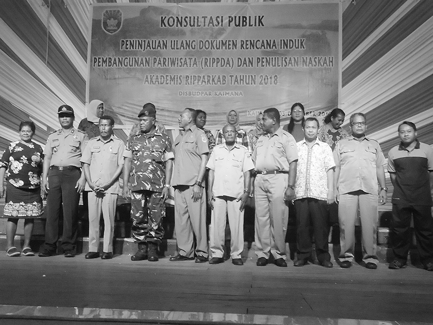 Foto bersama usai kegiatan Konsultasi Publik.