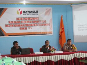 Ketua Bawaslu Kaimana, Karolus Kopong Sabon, SE Didampingi Kapolres Kaimana saat Memberikan Materi Pada Rakor Persiapan Bimtek