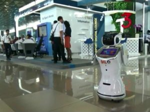 Robot Dilo (Digital Lounge) yang merupakan robot yang dapat memberikan informasi kepada penumpang pesawat terbang di Terminal 3 Bandara Soekarno Hatta Tanggerang, Banten.
