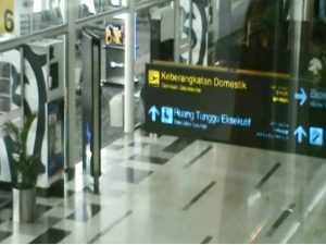 Suasana sepi penumpang di Terminal 3, Bandara Soekarno Hatta, Tangerang – Banten.