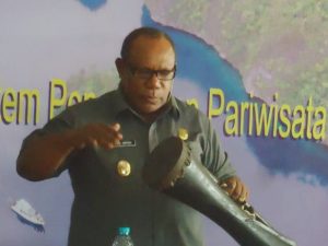 Wakil Bupati Kaimana, Ismail Sirfefa, S.Sos,MH Pada Saat Membuka Kegiatan Workshop Percepatan Sistem Pengelolaan Pariwisata Kaimana