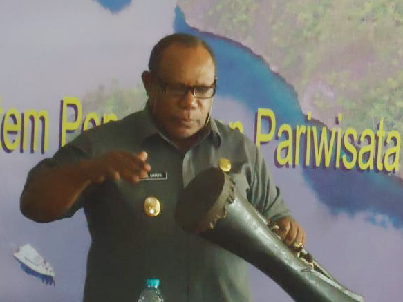 Wakil Bupati Kaimana, Ismail Sirfefa, S.Sos,MH Pada Saat Membuka Kegiatan Workshop Percepatan Sistem Pengelolaan Pariwisata Kaimana