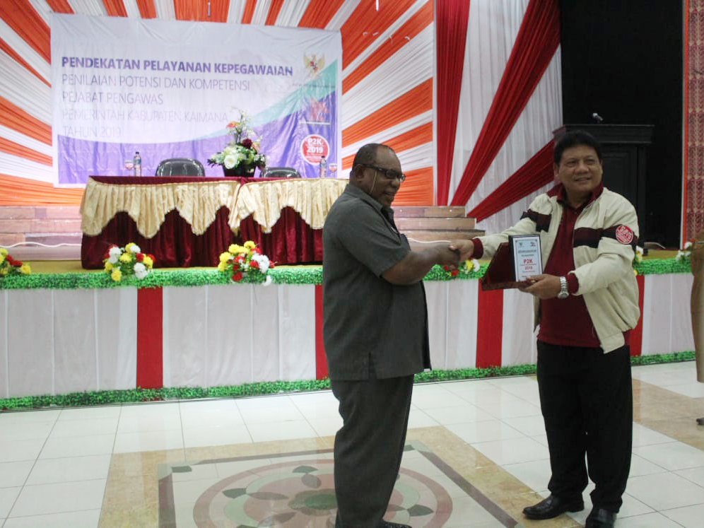 Wakil Bupati Kaimana saat menerima kenang kenangan terkait kegiatan Pendekatan Pelayanan Kepegawaian (P2K)