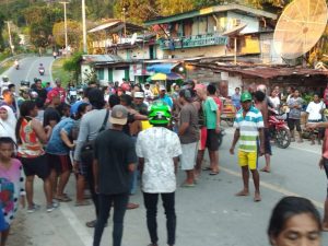 Kerumunan warga saat berada di TKP. | Foto: ARJ-KT