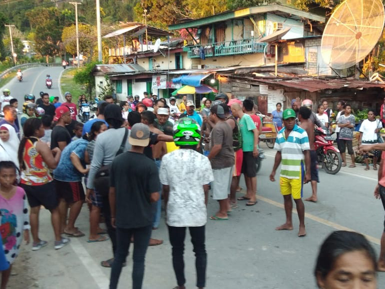 Kerumunan warga saat berada di TKP. | Foto: ARJ-KT