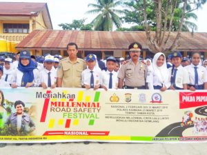 Foto Bersama Kapolsek Kaimana Iptu M. Sopaheluwakan dengan Siswa SIswi Usai Upacara