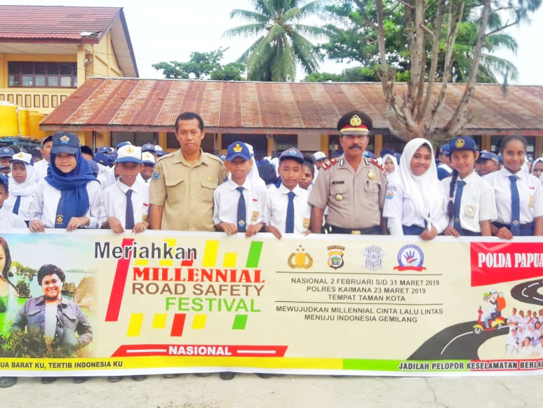 Foto Bersama Kapolsek Kaimana Iptu M. Sopaheluwakan dengan Siswa SIswi Usai Upacara