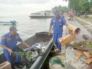 Satuan Polisi Perairan (Polair) Polres Kaimana saat melakukan pembersihan sampah sepanjang perairan Kaimana dalam rangka memperingati Hari Sampah Nasional. | Foto: KT