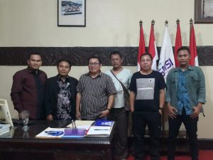 Pengurus SMSI pose bersama di sekretariat SMSI Jakarta
