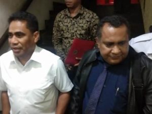 Sekda Papua, Hery Dosinaem (baju putih) dan kuasa hukumnya, Yance Salambauw    Artikel ini telah tayang di Wartakotalive dengan judul Sekda Papua Diperiksa 11 Jam Tidak Ditahan Meski Ditetapkan Tersangka Penganiayaan KPK, http://wartakota.tribunnews.com/2019/02/19/sekda-papua-diperiksa-11-jam-tidak-ditahan-meski-ditetapkan-tersangka-penganiayaan-kpk. Penulis: Budi Sam Law Malau	 Editor: Gede Moenanto
