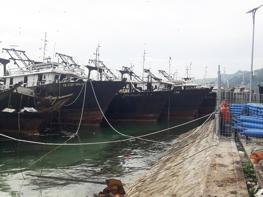 Aktivitas pemotongan kapal eks milik PT Avona Mina Lestari di areal Pelabuhan Laut Kaimana