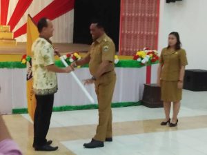 Bupati Kaimana Saat Menyerahkan Bendera Pemda Kaimana Kepada Ketua Tim Wisata Rohani Tahun 2018