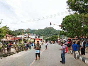 Puluhan warga Kaimana saat melakukan aksi penggalangan dana guna mrmbantu korban banjir bandang di Sentani Jayapura