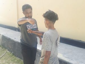 Tersangka JYM saat rekonstruksi kasus penikaman di Air Tiba