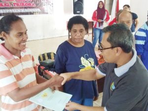 Kepala BPN Kaimana Saat Menyerahkan Sertifikat Kepada Warga Kampung Trikora