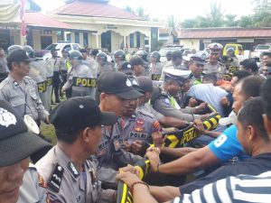 Massa yang beringas saat hendak mengacaukan proses penghitungan suara di TPS