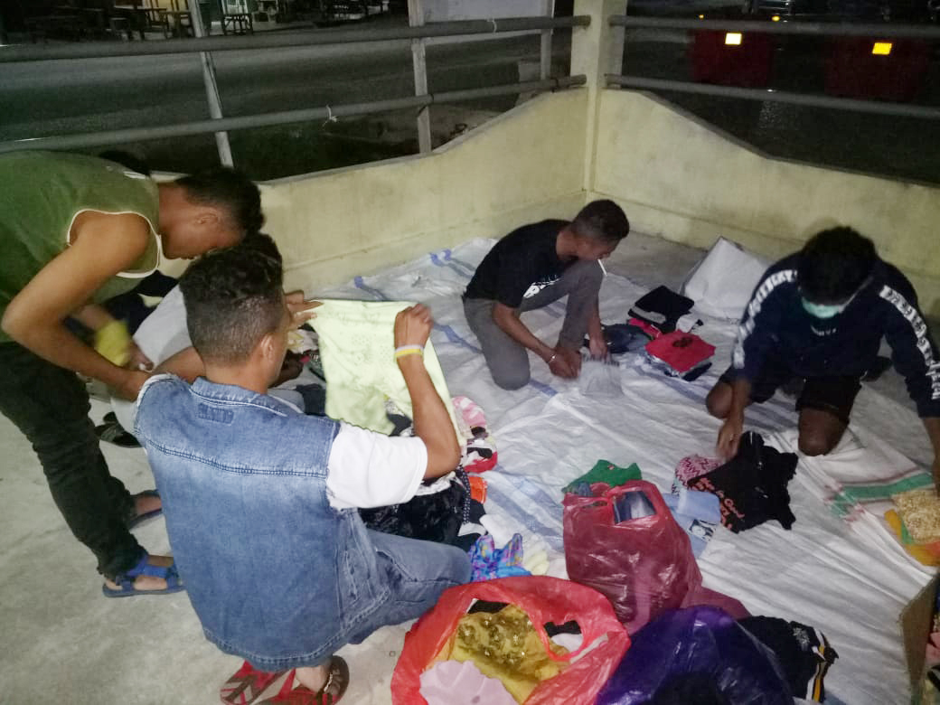 Aktivitas tim penggalangan dana untuk Sentani Jayapura di Pos Polisi Pasar Krooy.