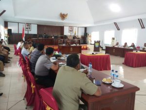 Suasana Rapat Dengar Pendapat yang digelar DPRD Kaimana Terkait aktivitas pemenggalan 16 unit kapal eks PT Avona Mina Lestari di Areal Pelabuhan Laut Kaimana