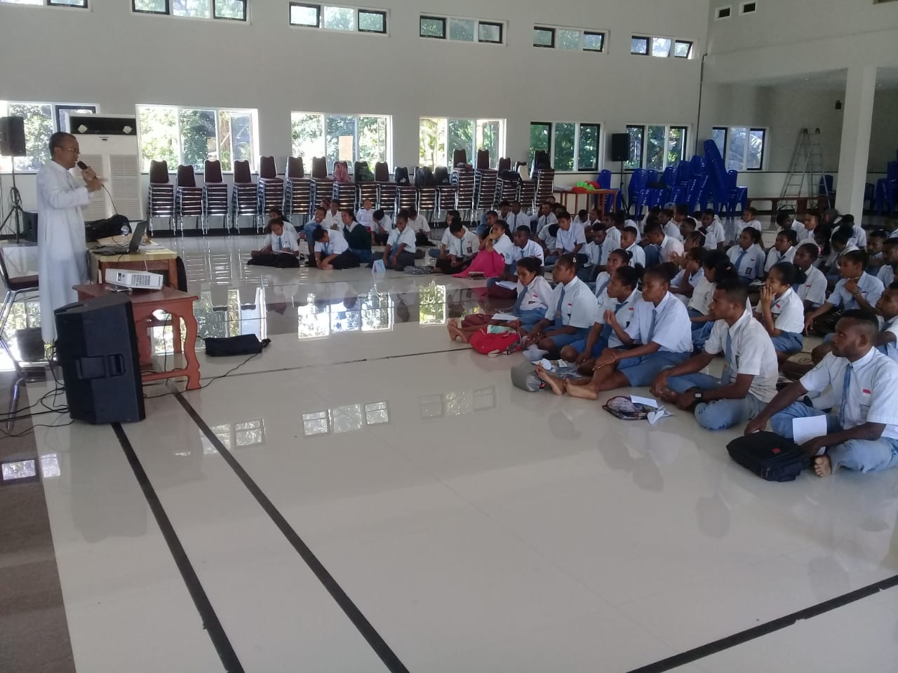 Siswa siswi kelas XII SMA YPPK St Thomas Aquino saat mengikuti kegiatan Rekoleksi jelang ujian akhir di Graha St Martinus Kaimana