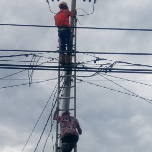 PLN saat memperbaiki kabel listrik