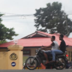 Satu dari 69 pengendara sepeda motor yang terekam camera Kabar Triton, saat melintas di depan Polres Kaimana. (FOTO: ANI)