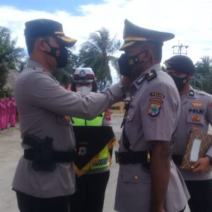 Kapolres Kaimana, AKBP I Ketut Widiarta, SIK, MH saat mengukuhkan WakaPolres Kaimana, Kompol Jems Oktavianus Tegai, SIK di Lapangan Polres. (FOTO: YUS)