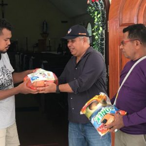 Ketua DPD NasDem Kaimana, Simon Fofid, saat menyalurkan paket Natal di Gereja St. Ambrosius Krooy Kaimana