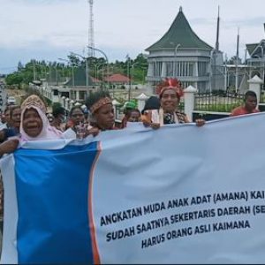 Aksi long march demo tuntut Sekda Kaimana harus orang asli Kaimana.