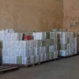Ribuan karton Miras jenis Dome Whisky dan Dome Vodka yang berhasil diamankan Tim Opsnal Direktorat Reserse Narkoba Polda Papua Barat. (FOTO : ISTIMEWA)