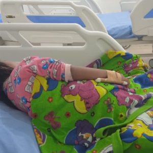 Korban saat ini terbaring lemas di RSUD Ruteng. (FOTO: ISTIMEWA)